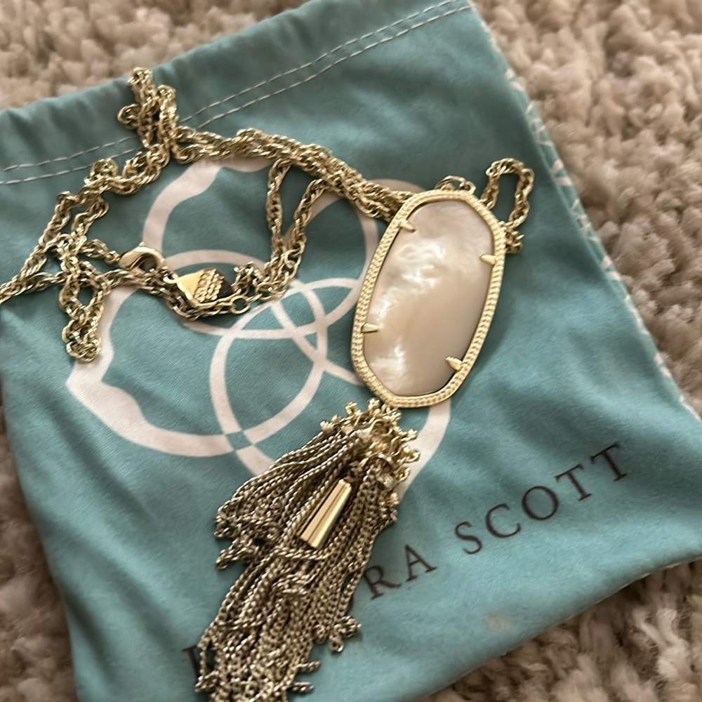 Kendra Scott Pendant Necklace in Mother of Pearl